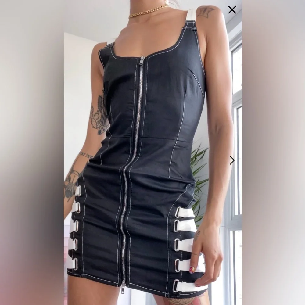 Stylish Black and White Women's Dress - Picture 2 of 8